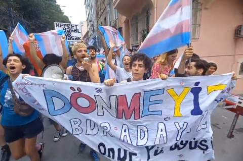 Trans eitynės Stambule // Nuotr. @zeynokuray įrašo stop kadras